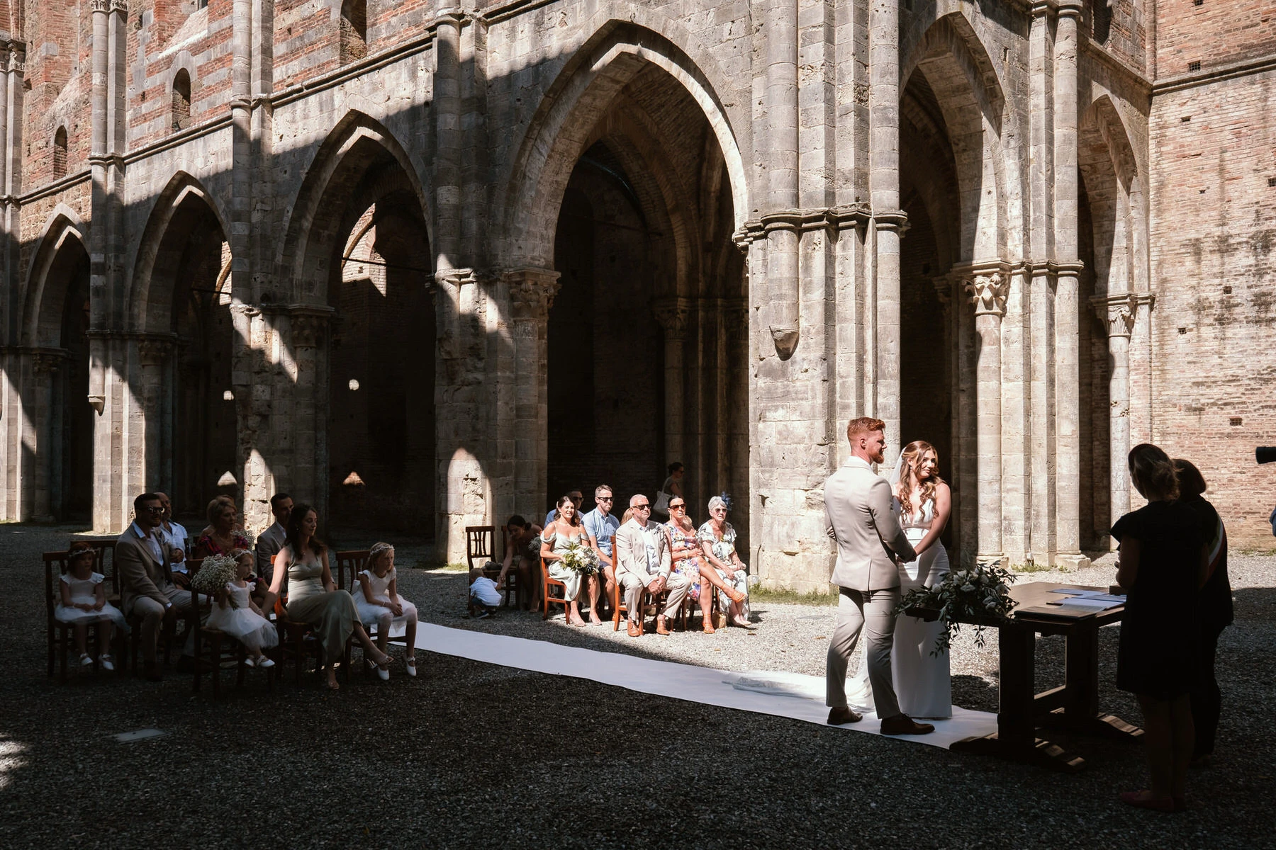 Wedding at San Galgano Abbey in Tuscany 53 andrea corridori wedding photographer tuscany san gimignano 80018